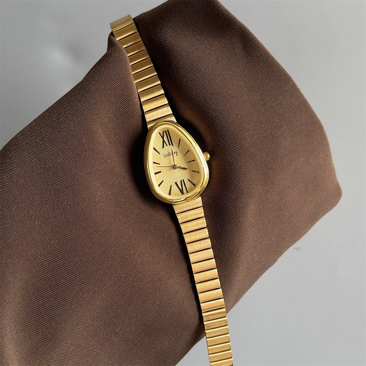 Female Oval Quartz Watch, photo 6